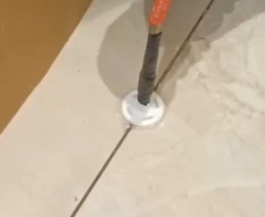 汝南瓷砖空鼓维修公司专业解答瓷砖在铺贴过程中，如果没有涂抹均匀到位的粘结材料（如水泥砂浆或瓷砖胶），可能会导致以下问题