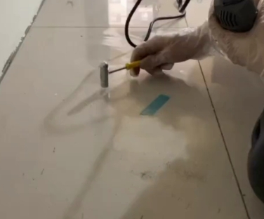 汝南瓷砖开裂维修公司专业分享瓷砖在铺贴前如果没有沥干水分，将会导致以下问题